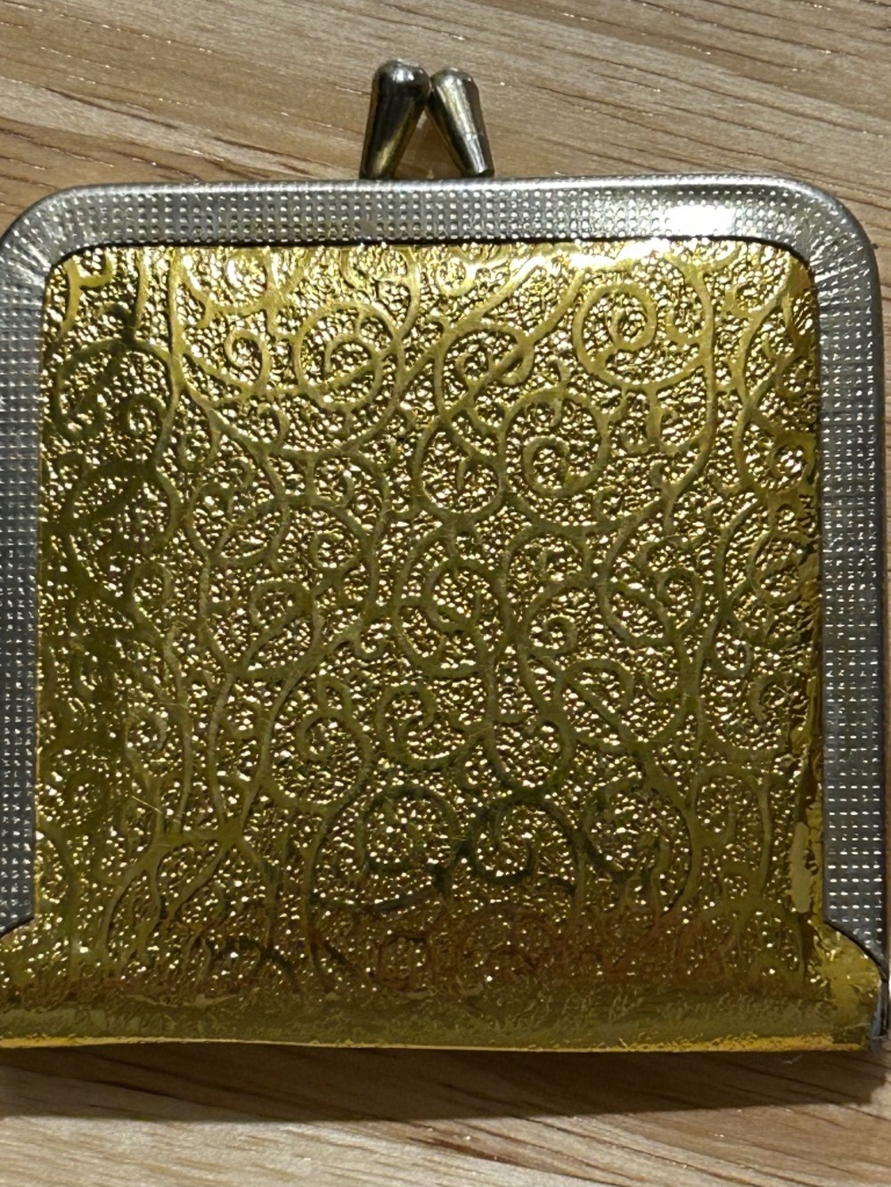 *VTG* Bakelite Gold Lamè Compact w/ Double Mirrors, Kiss Lock, Red Interior